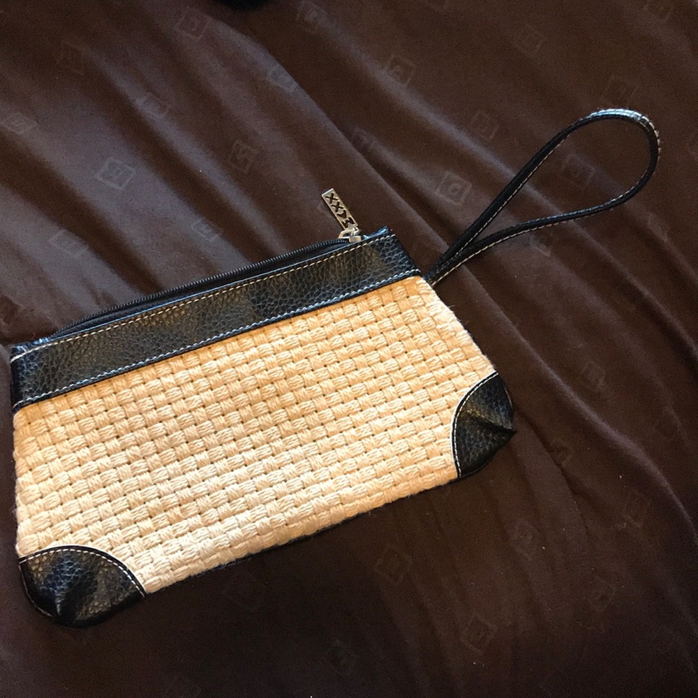 MAXX wristlet